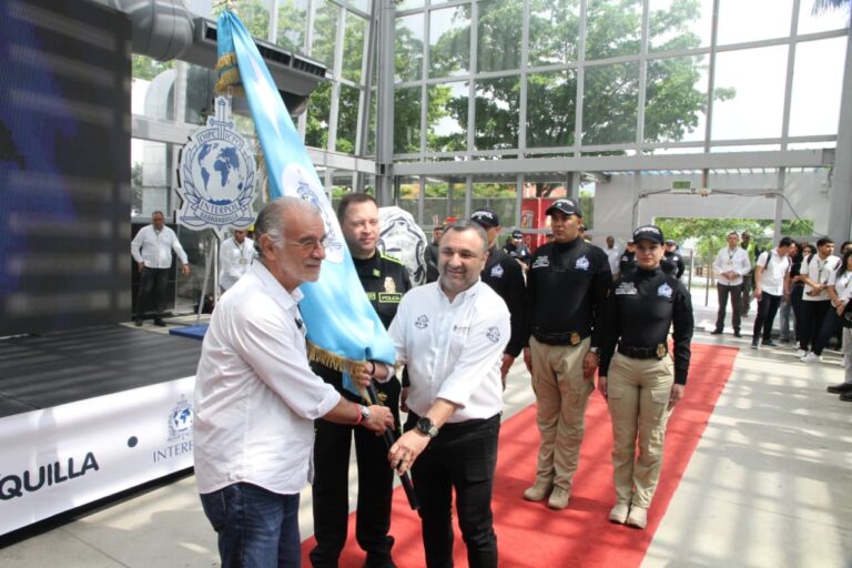 El jefe de la Oficina para la Seguridad y Convivencia Ciudadana, Yesid Turbay; el gobernador del Atlántico, Eduardo Verano, y miembros de la Policía Nacional y la INTERPOL