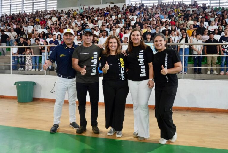 Alcalde Char, Paola Amar, colaboradores y estudiantes en el Elías Chegwin durante inducción de IUB.