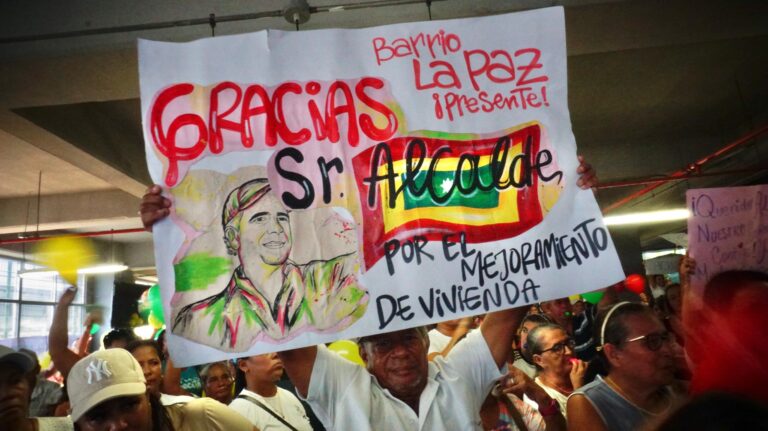 cartel de agradecimiento al alcalde por familias beneficiadas