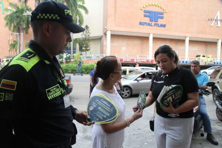 Personal de la Policía Nacional y funcionario del Distrito entregando información a la ciudadanía