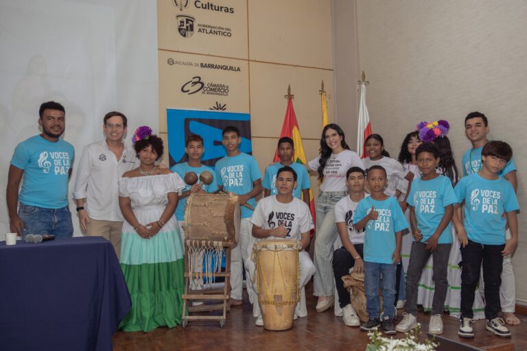 Ángelo Cianci junto a participantes en la socialización del proyecto Pa'Lante.