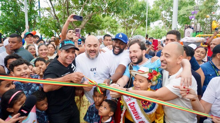 El alcalde Char y otras personas, incluyendo niños, cortan el lazo de inauguración del parque La Solución