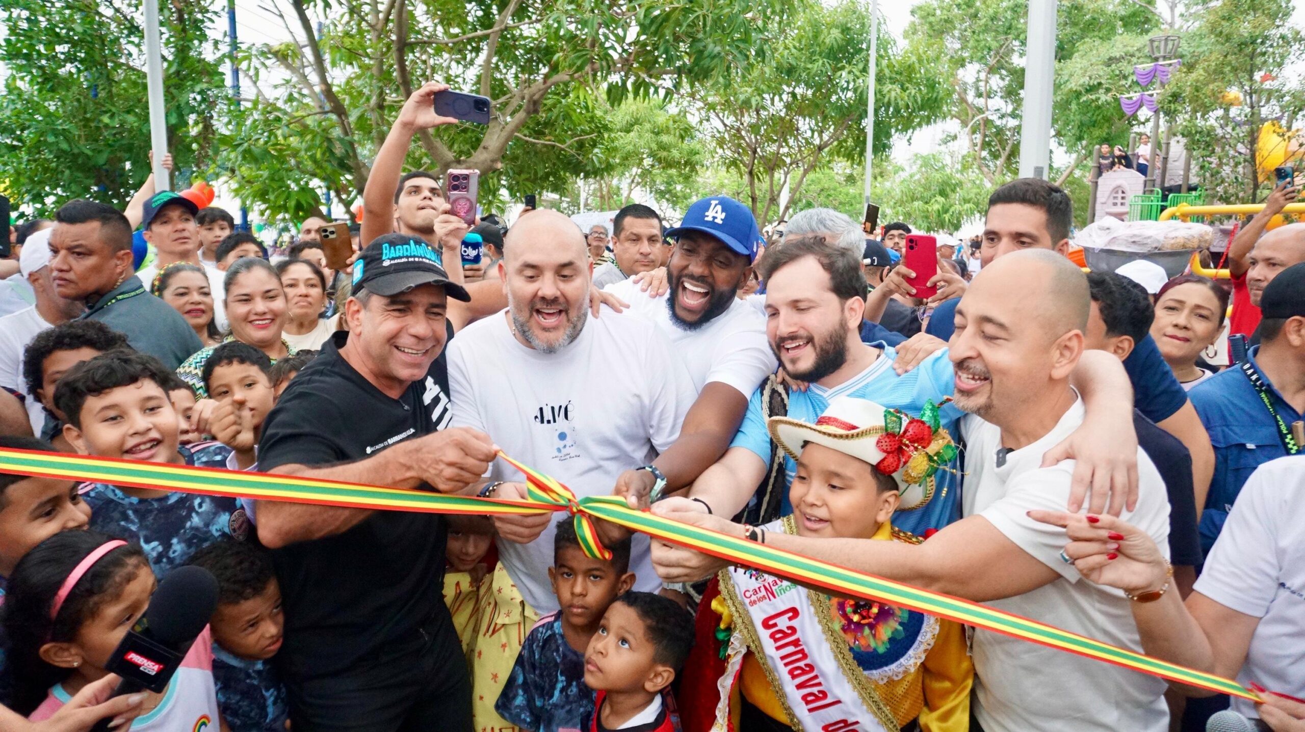 El alcalde Char y otras personas, incluyendo niños, cortan el lazo de inauguración del parque La Solución