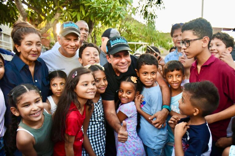 Alcalde Char con niños en la inauguración del parque Los Muñecos
