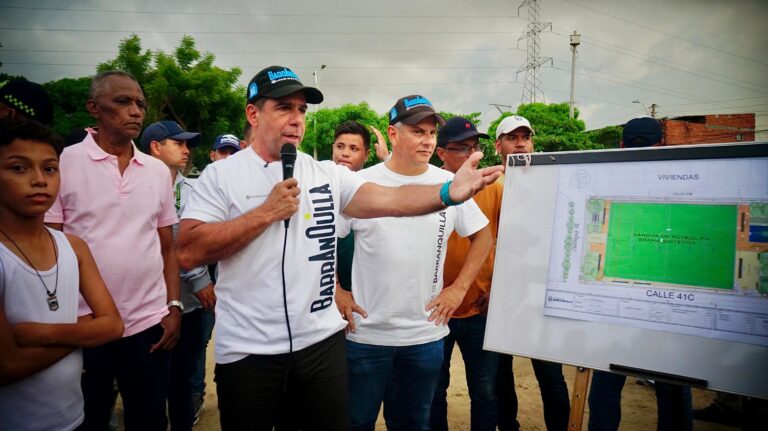 Alcalde nuestra plano de obra del parque Los Tubos a vecinos del sector Ciudadela 20 de julio