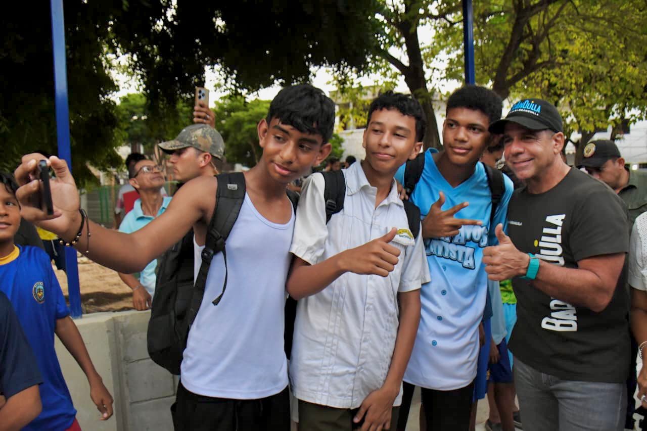 Alcalde se toma selfi con jóvenes