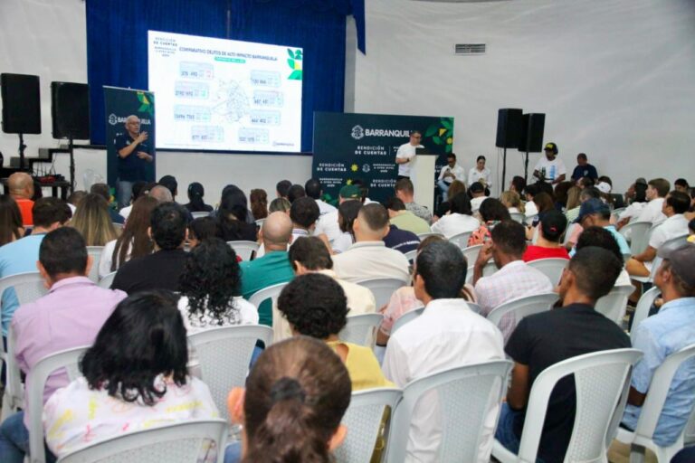 Personas escuchando intervención durante rendición de cuentas