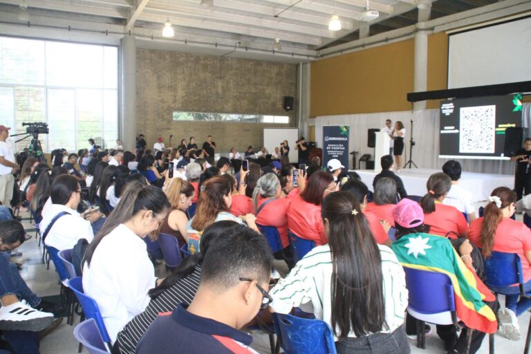 grupos de personas en evento de rendición de cuentas