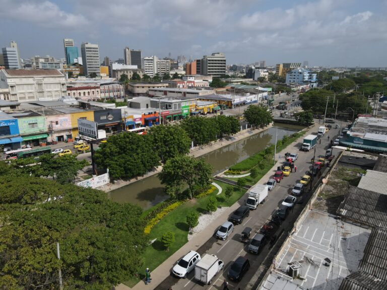 Vista de los mercados de Barranquilla en la calle 10, con actividad comercial y tránsito de vehículos.