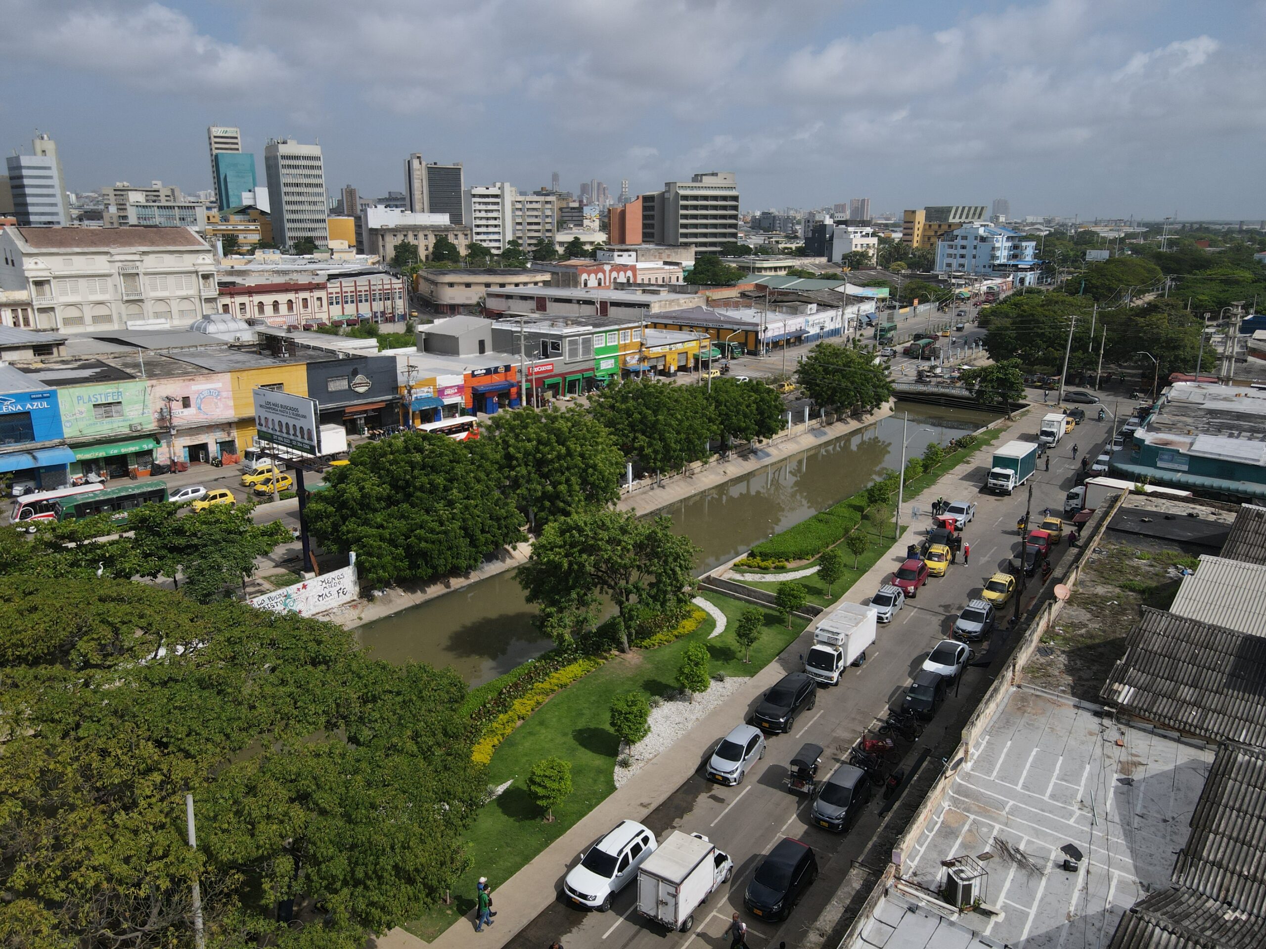 Vista de los mercados de Barranquilla en la calle 10, con actividad comercial y tránsito de vehículos.