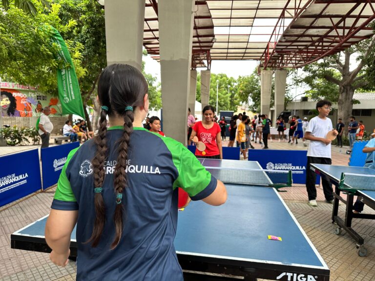 Niños y jóvenes disfrutan de una jornada deportiva con actividades de tenis de mesa.
