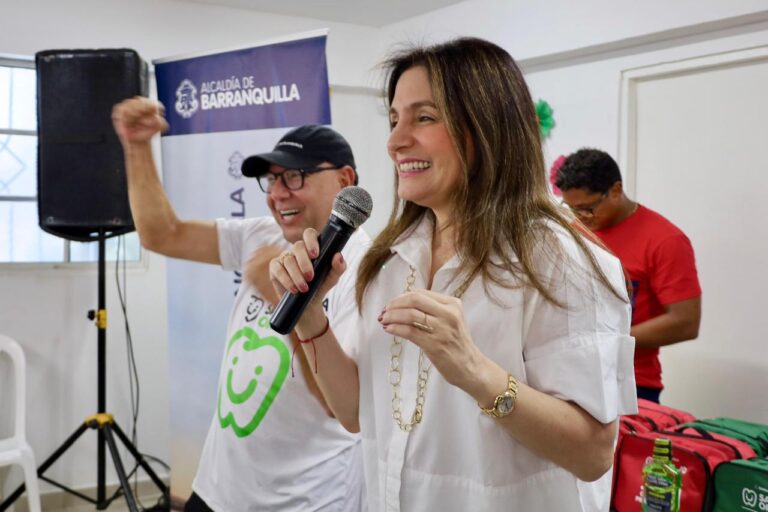 Katia Nule, con micrófono en mano y de manera alegre, lidera el lanzamiento del proyecto de salud oral para adultos mayores, junto a Ismael Marín.