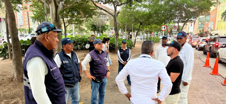 Secretario de Espacio Público dialogando con vigías durante operativo