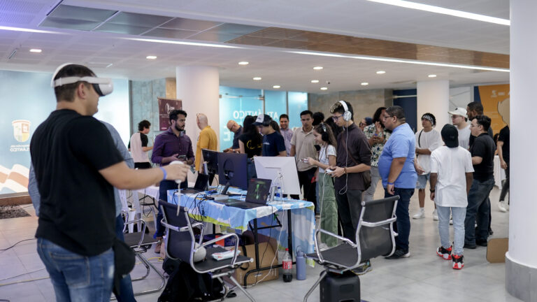 Personas en la feria TechCaribe
