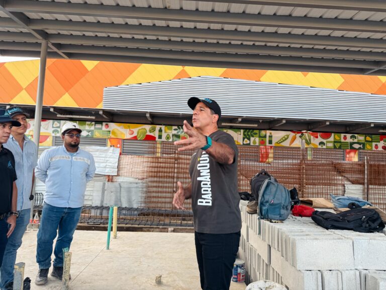Alcalde Alejandro Char hablando en la obra de El Playón 3