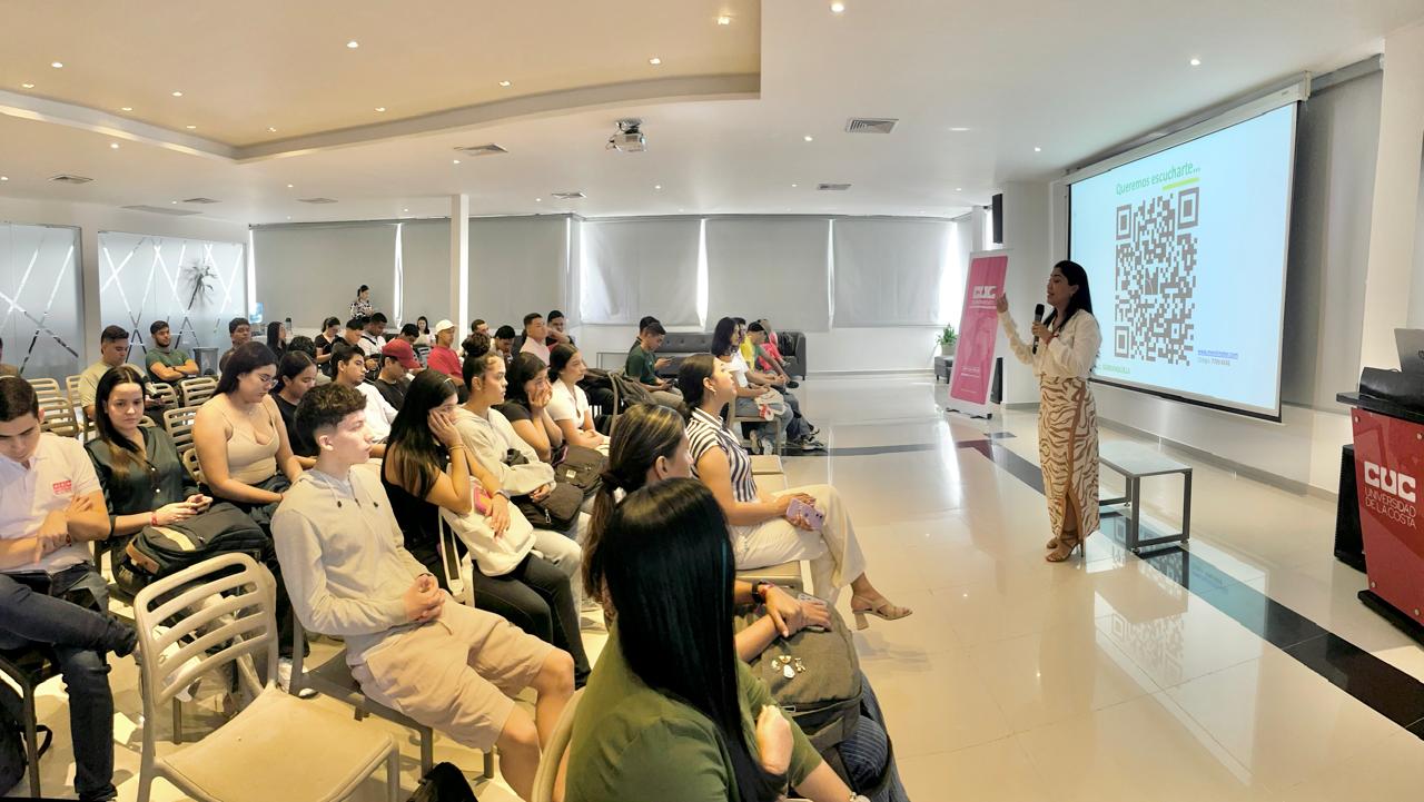 Andrea Martínez del equipo de la oficina de relaciones internacionales exponiendo en la CUC