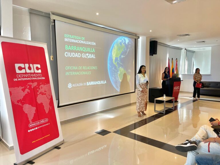 Andrea Martínez exponiendo la estrategia de internalización de barranquilla en la CUC