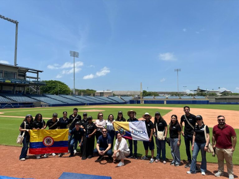 Participantes del Programa Internacional de Ciudadanía Global 2025 en recorrido por escenarios emblemáticos de Barranquilla, entre ellos el Estadio Édgar Rentería.
