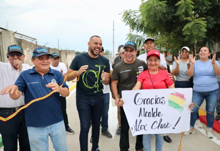 Alcalde Char junto a mujer sostienen pancarta que dice Gracias Alcalde Alex Char