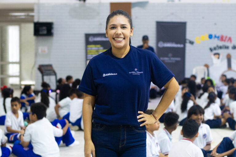 Psicóloga posando de frente a la cámara con una sonrisa. 