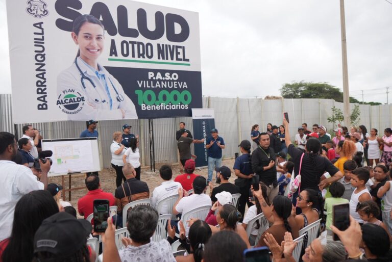 Alcalde Char y secretario de Obras frente a la comunidad del barrio Villanueva frente a una valla que dice salud a otro nivel