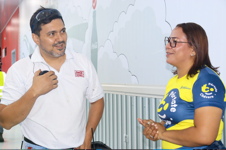 Enlace de Cultura ciudadana hablando con trabajador de la planta de Cocacola 
