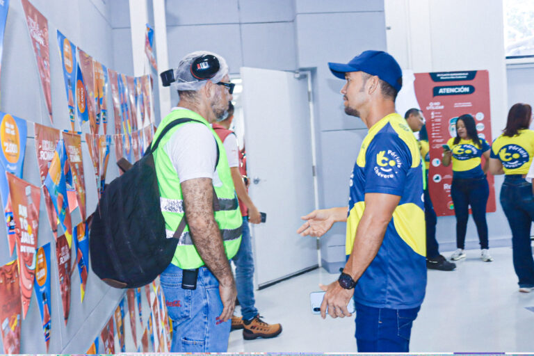 Enlace de Cultura ciudadana hablando con trabajador de la planta de Cocacola 