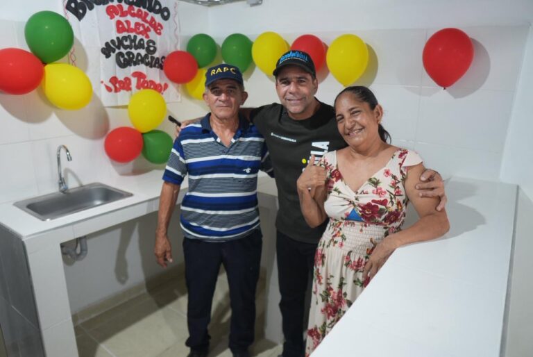Alcalde Char con una pareja en entrega de Mejoramiento de Vivienda