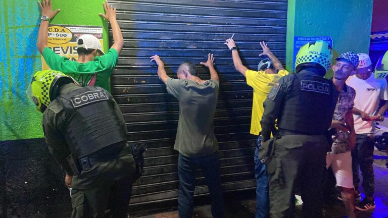 Policía haciendo procedimientos a ciudadanos.