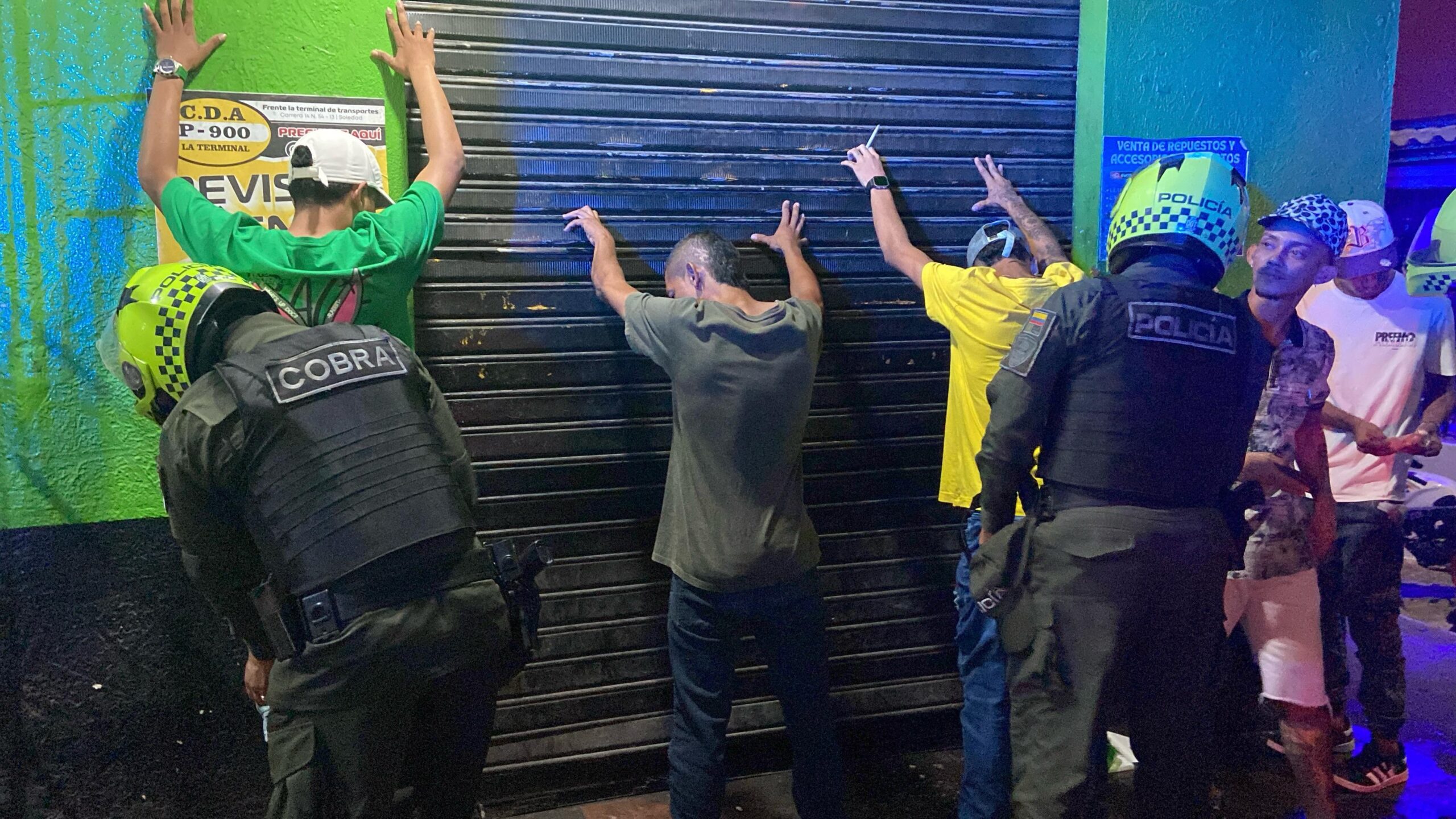 Policía haciendo procedimientos a ciudadanos.