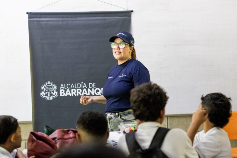 Psicóloga dando taller en un aula de clases 