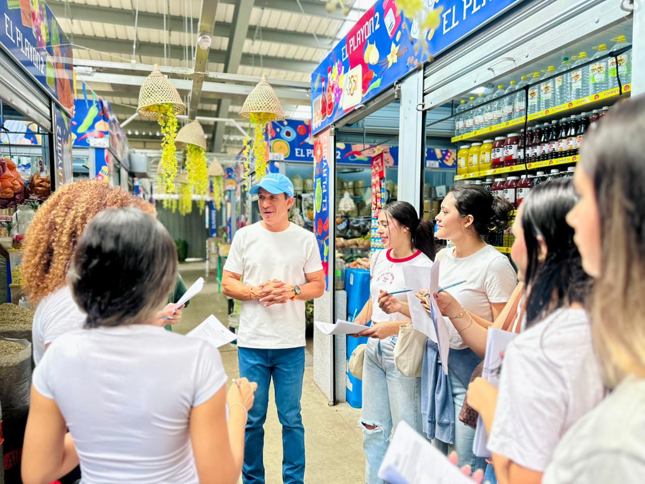 Distrito acompaña a comerciantes de El Playón con estrategias para fortalecer sus unidades productivas Funcionario conversa con vendedores de El Playón