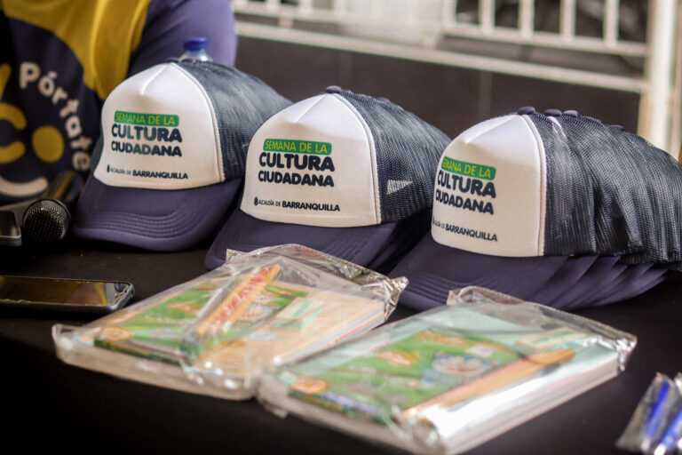 Gorras y libretas de Cultura Ciudadana