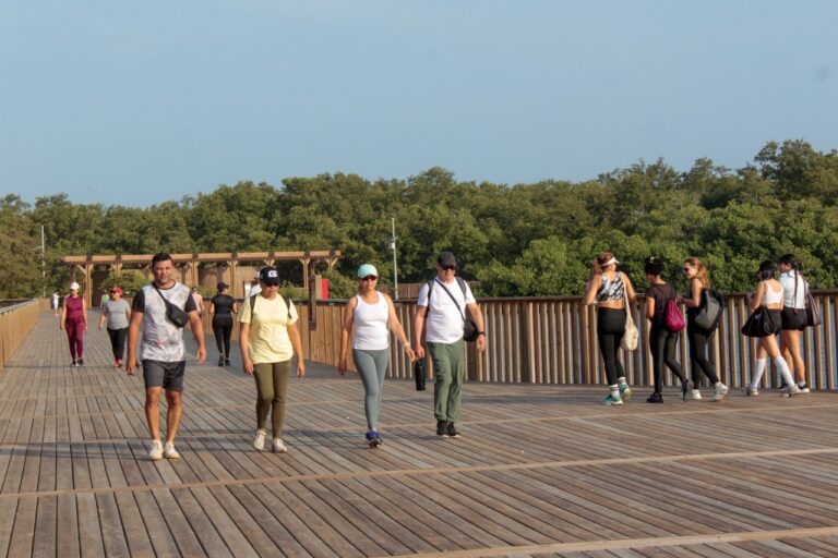 personas paseando en ciénaga de Mallorquín