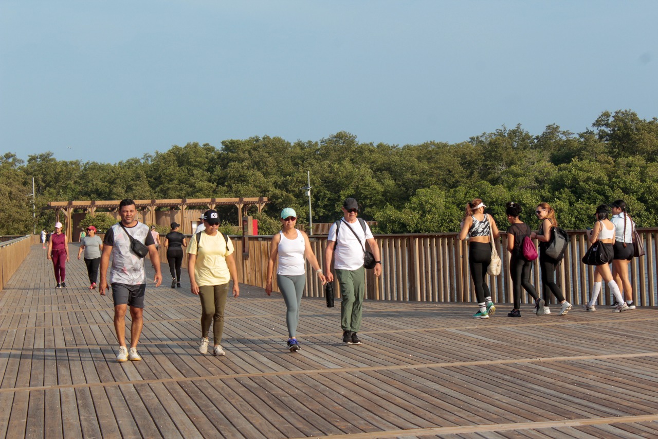 personas paseando en ciénaga de Mallorquín