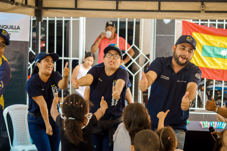 Enlaces de Cultura Ciudadana bailando con los niños en el parque 