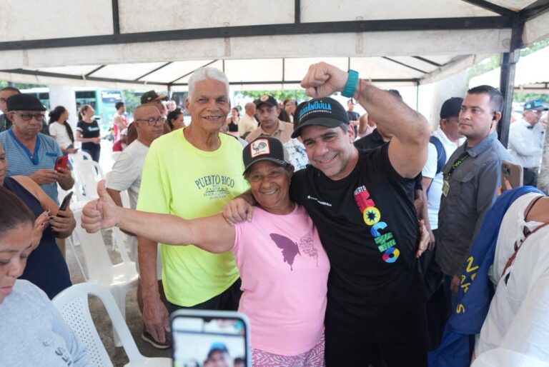 El alcalde Alejandro Char con dos vecinos del bulevar Simón Bolívar.