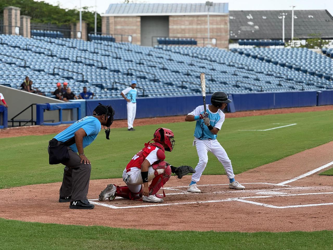 Jugadores de beisbol en partido en el estadio esperando para batear