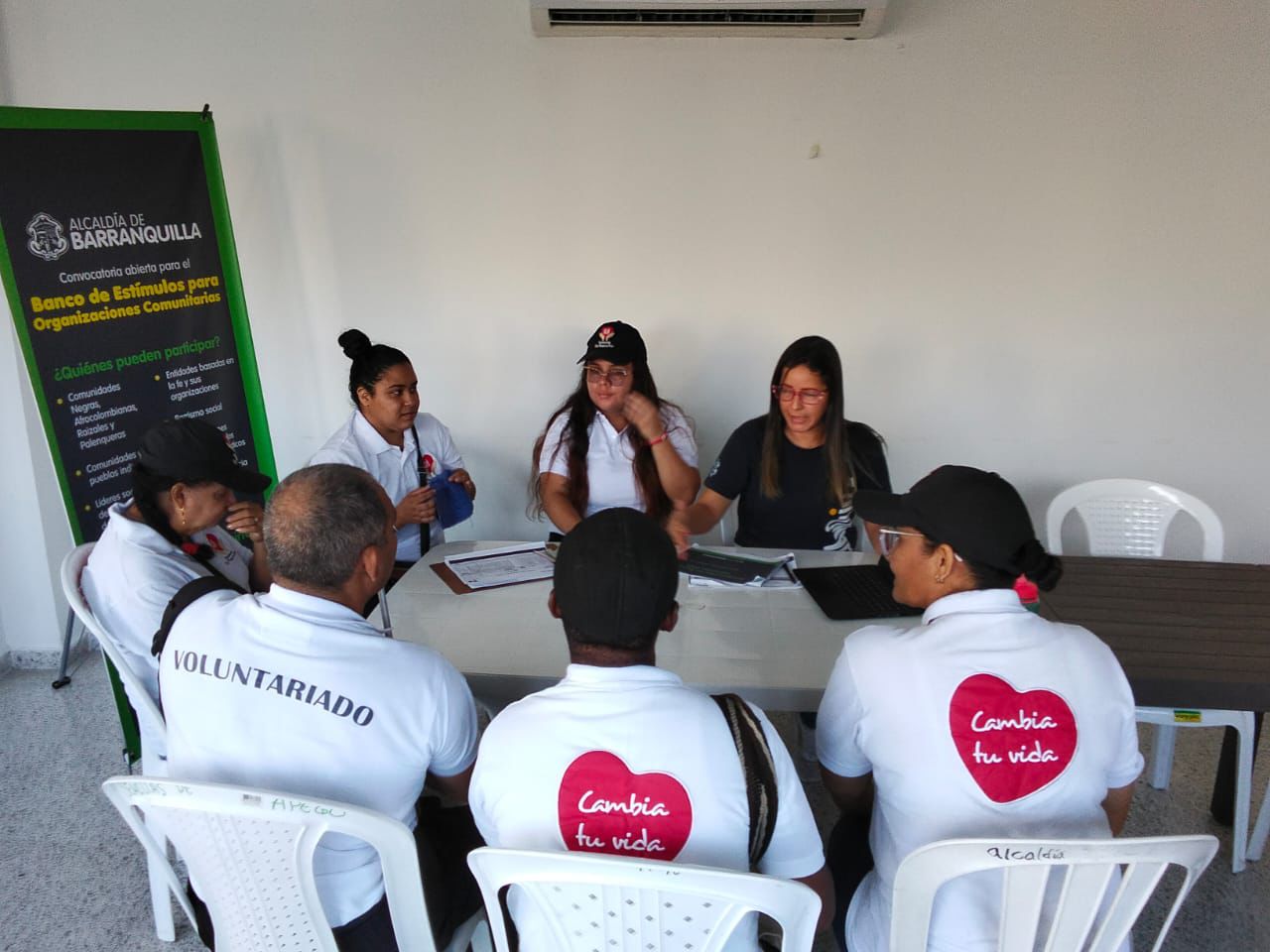 Personas hablando alrededor de una mesa