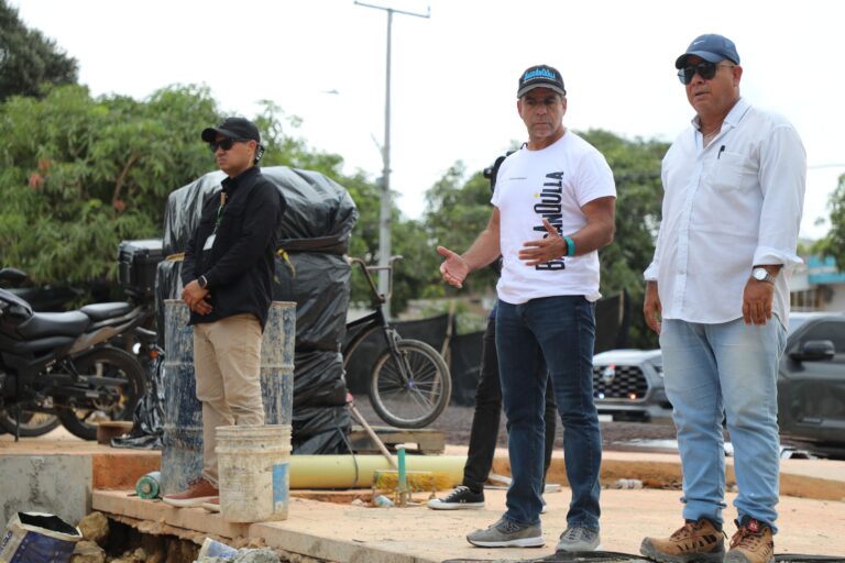 Alcalde Char visitando obras de la cancha La Magdalena