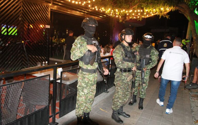 Militares en un sitio nocturno