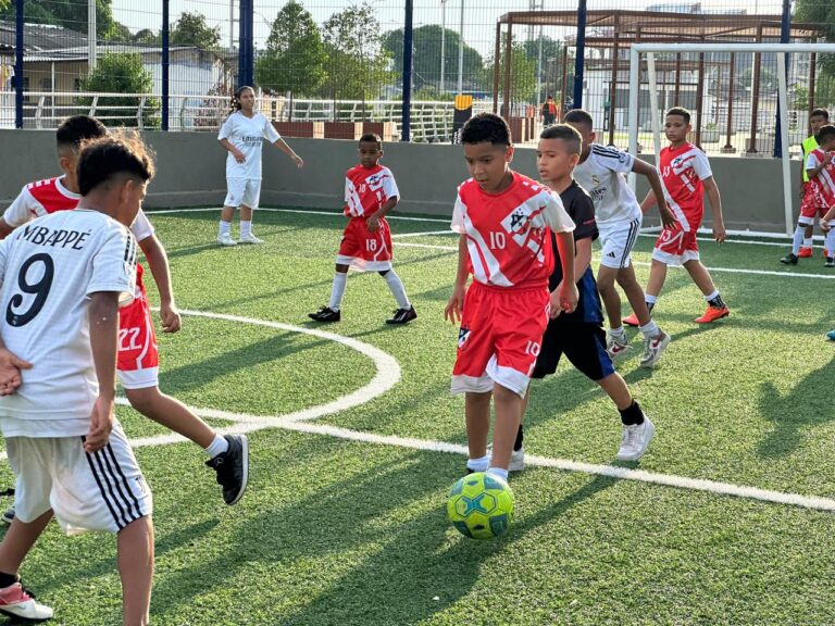 Niños jugando fútbol