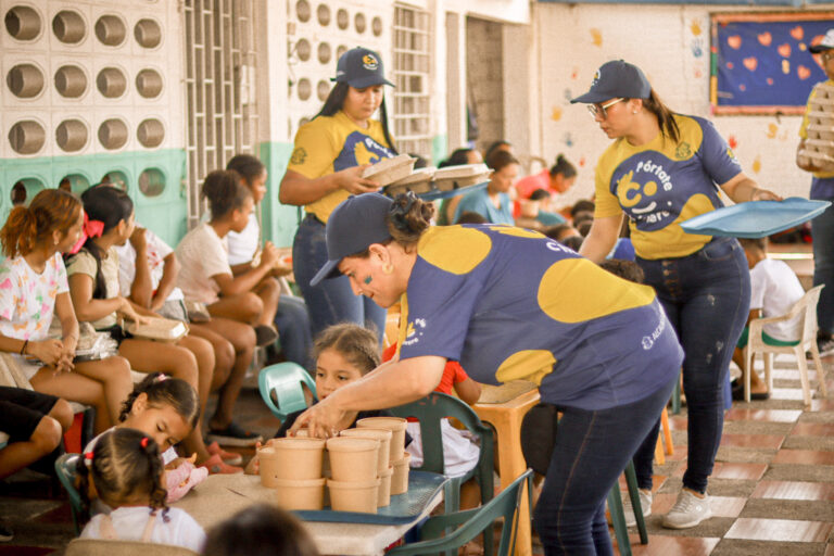 Enlaces de Cultura Ciudadana repartiendo almuerzos a los niños del comedor Gálan 