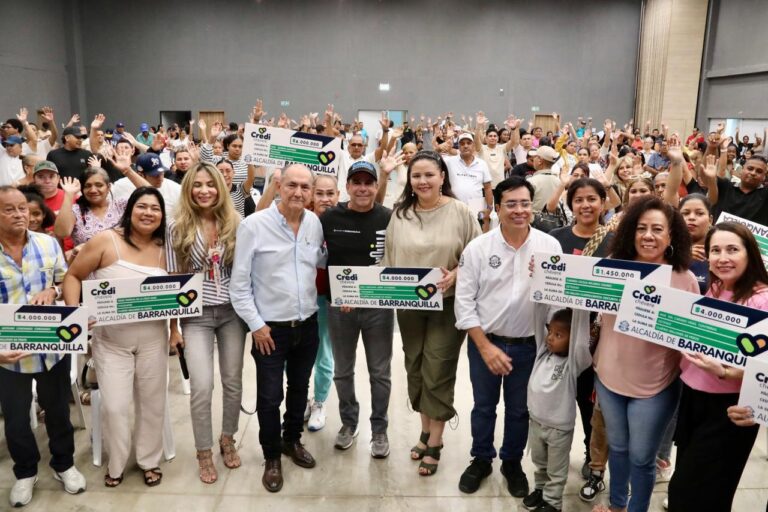 Alcalde Alejandro Char entregando créditos de CrediChévere