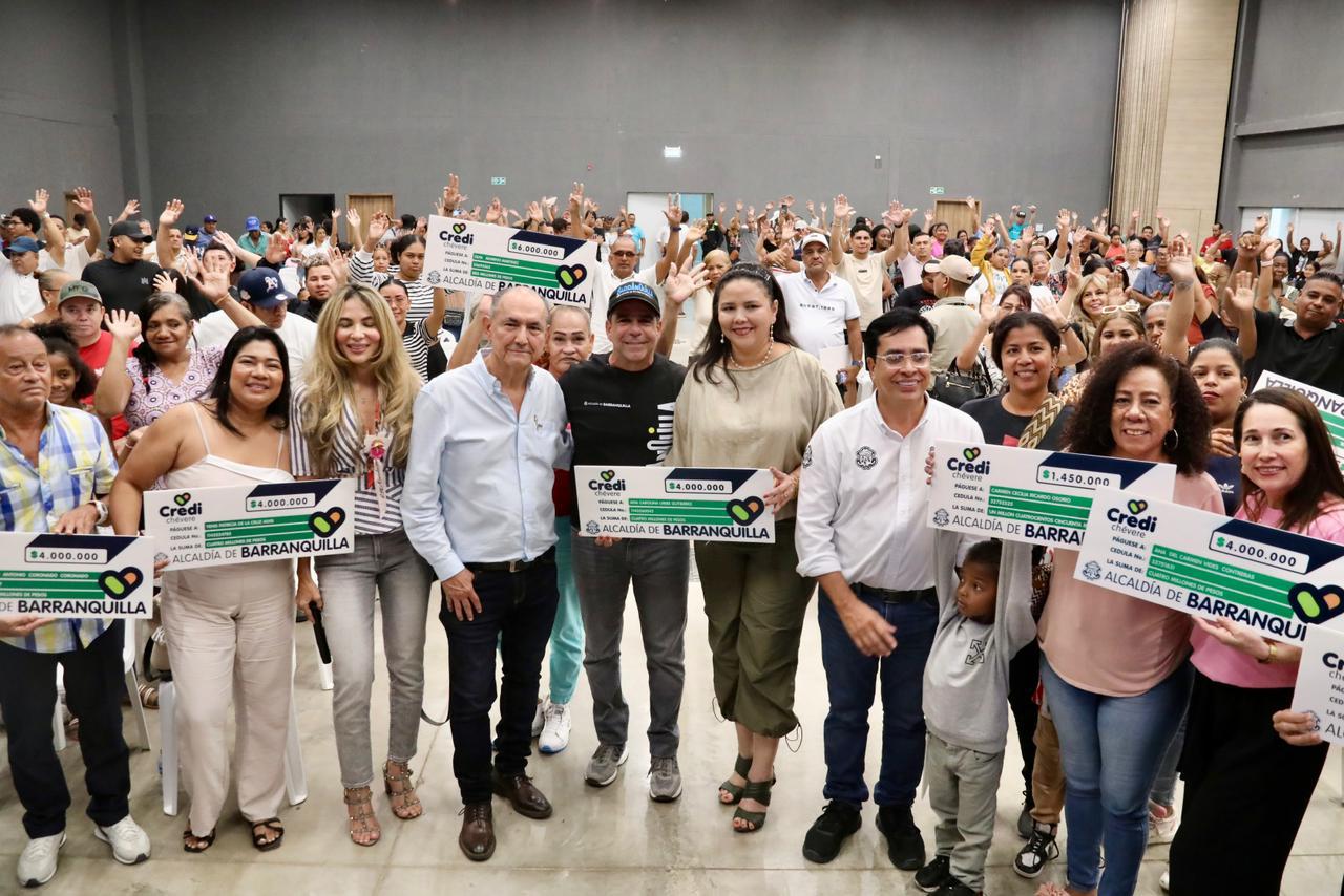 Alcalde Alejandro Char entregando créditos de CrediChévere