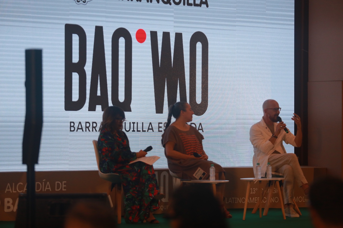 personas exponiendo en congreso de moda