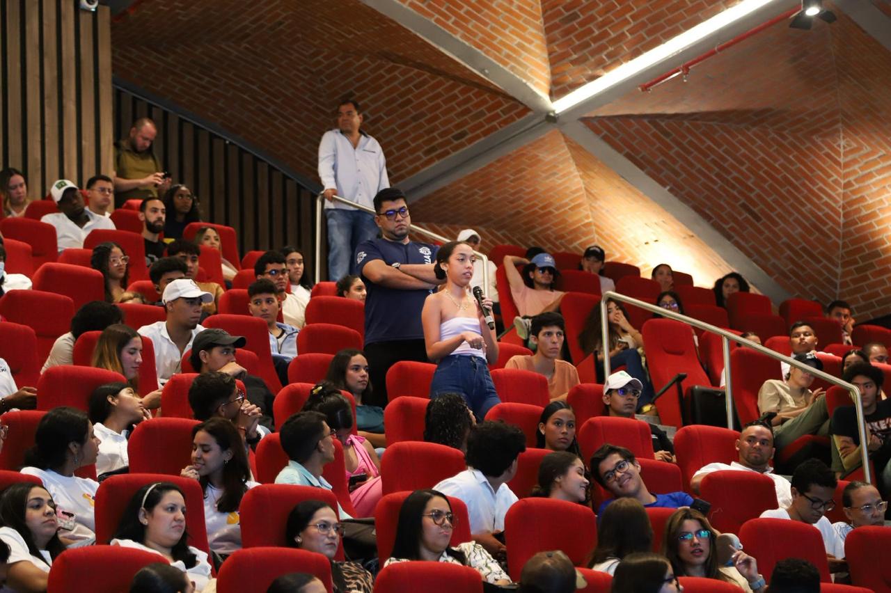 Joven hablando en auditorio