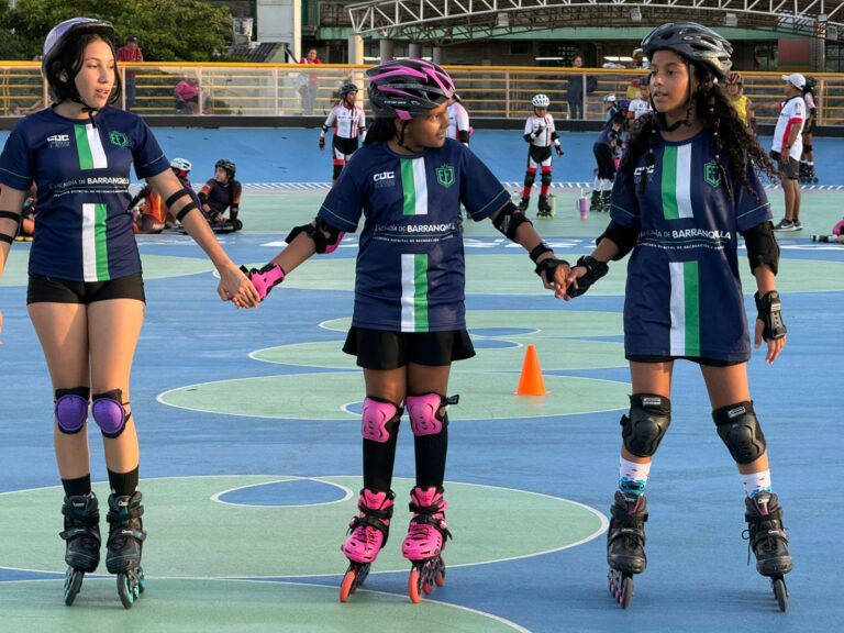 Niñas patinando.