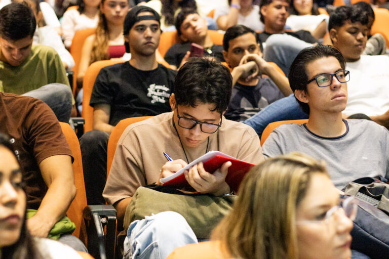 Estudiante escribiendo en un cuaderno.