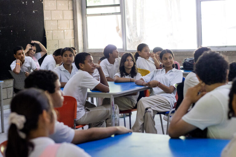 Grupo de estudiantes en un aula de clases